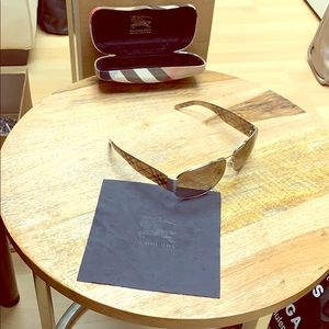 Men’s Burberry sunglasses with case and cloth